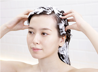 頭皮に1プッシュ塗布