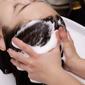 「もみ洗い」泡シャンプー技術